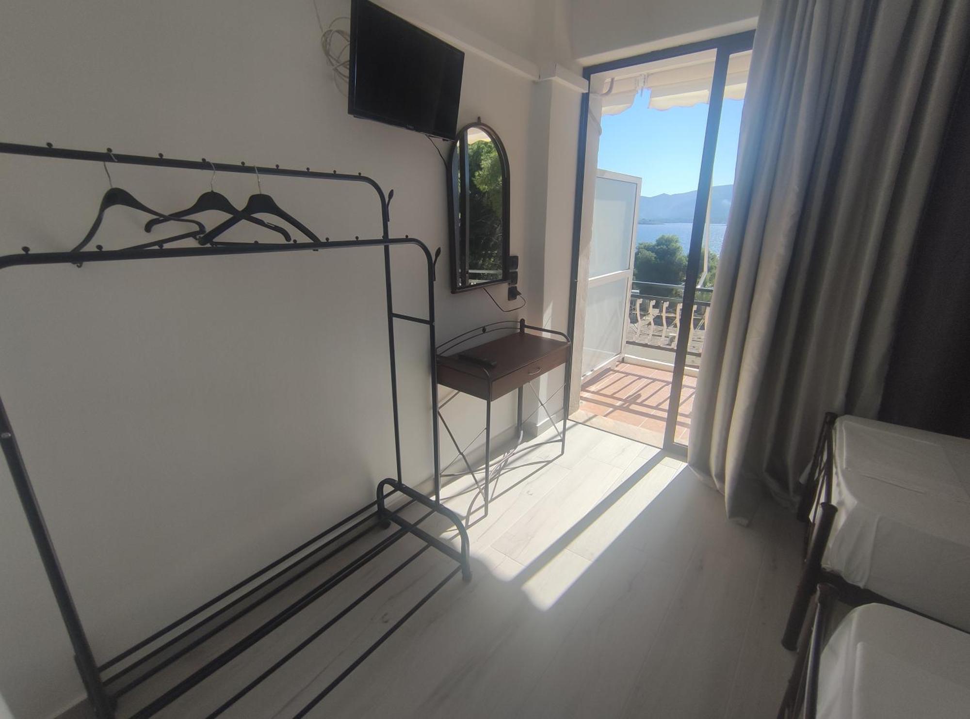 Lions 2 Studios & Apartments, Poros Island. Poros Town ภายนอก รูปภาพ